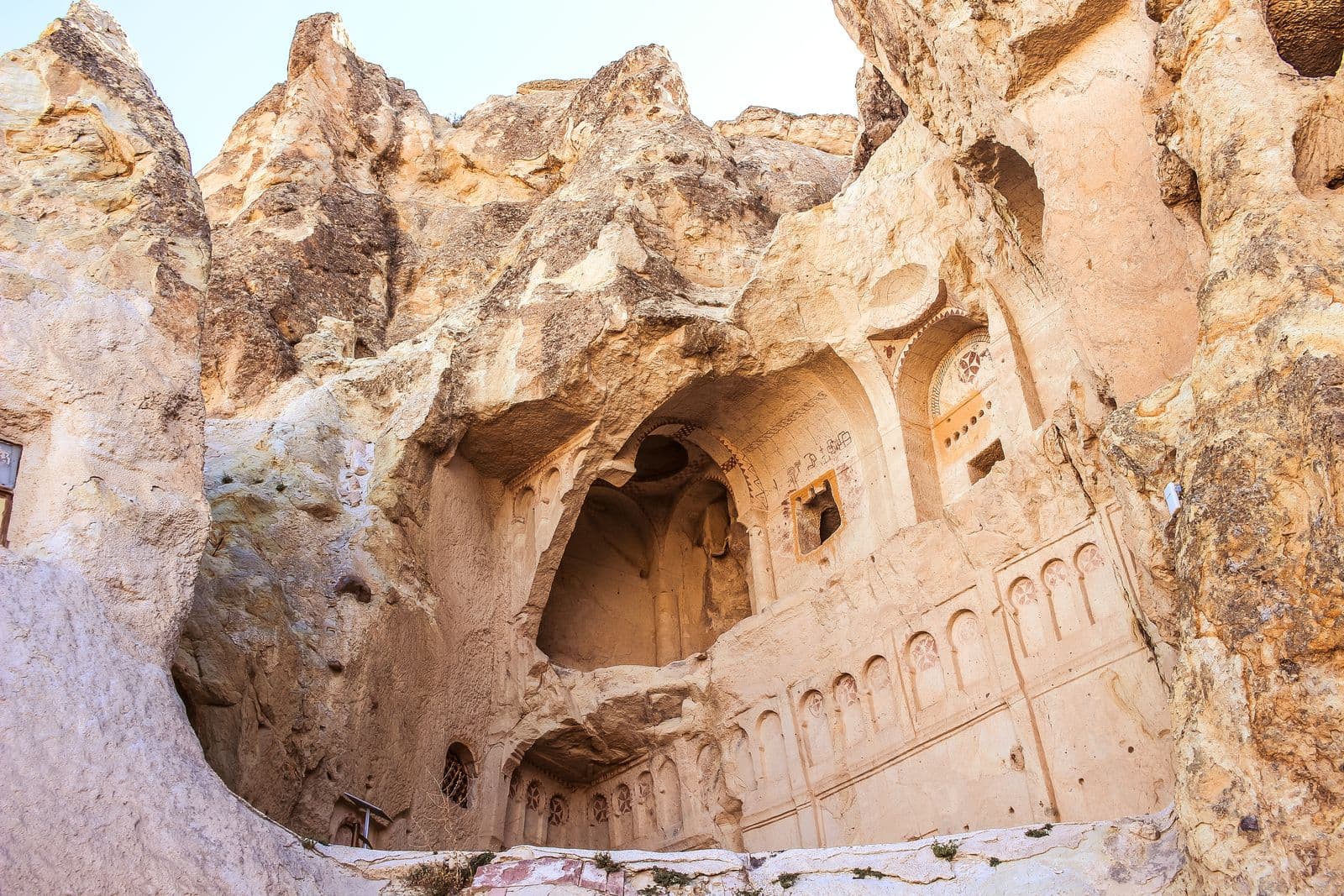 In Feenkamine gehauene Wohnungen in Göreme; Türen und Fenster, in den Fels geöffnet