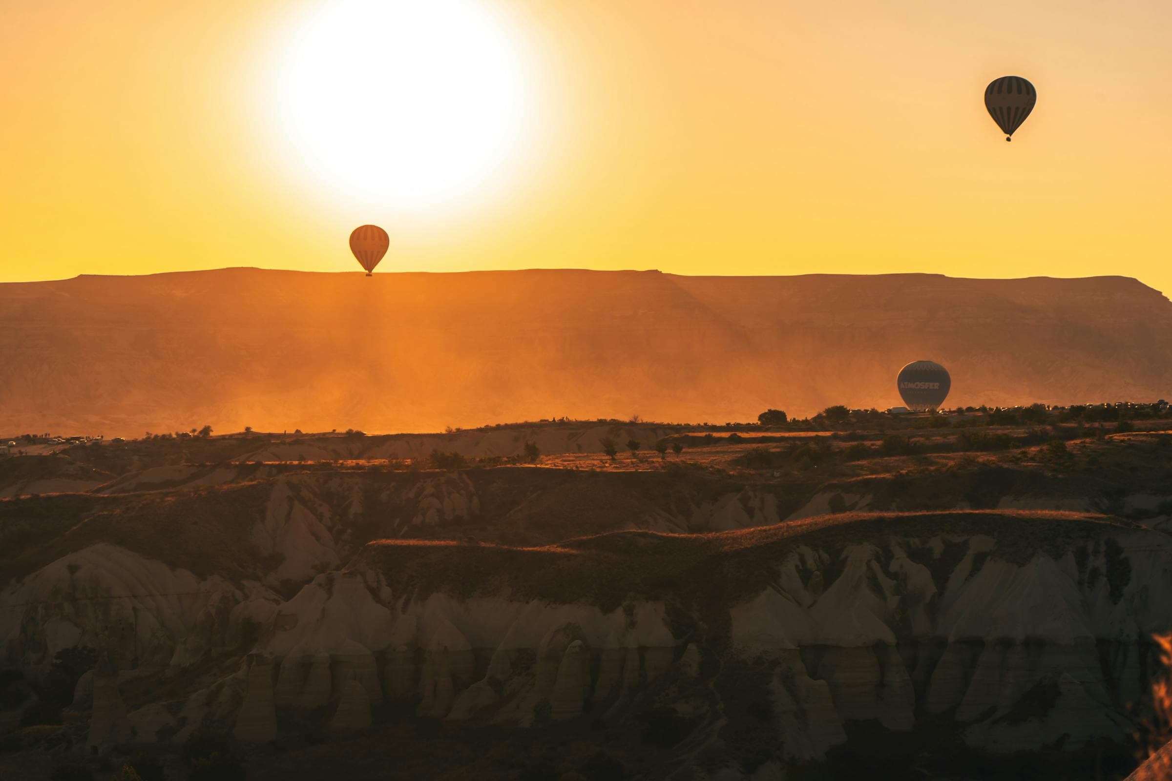 Des montgolfières au-dessus des vallées de Cappadoce au lever du soleil