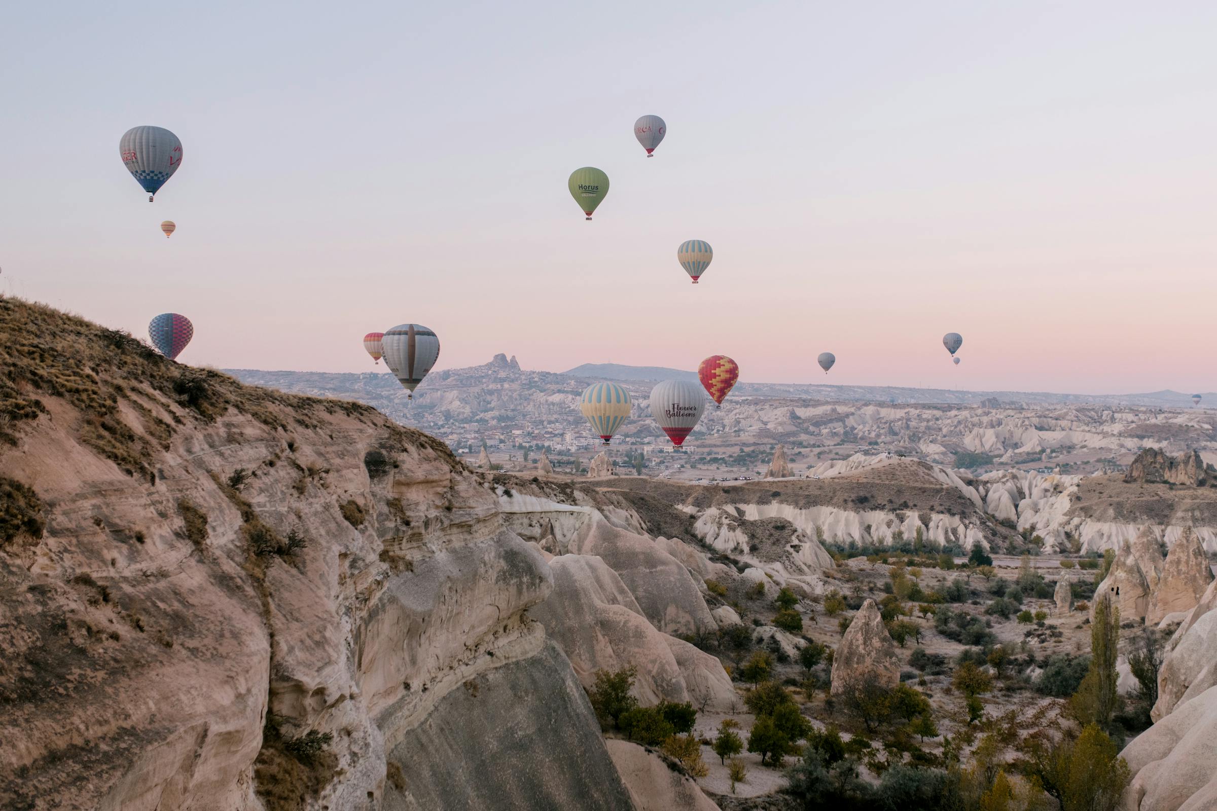 日の出の空を飛ぶ熱気球(Discovery Balloons)